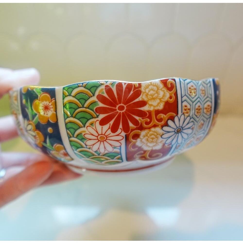 Vintage Chinoiserie Imari Scalloped Hand Painted Arita Porcelain Bowl